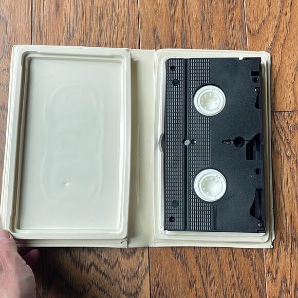 🔥Host Pick🔥 Black diamond Disney Classic Robin Hood VHS Tape. - Picture 5 of 6